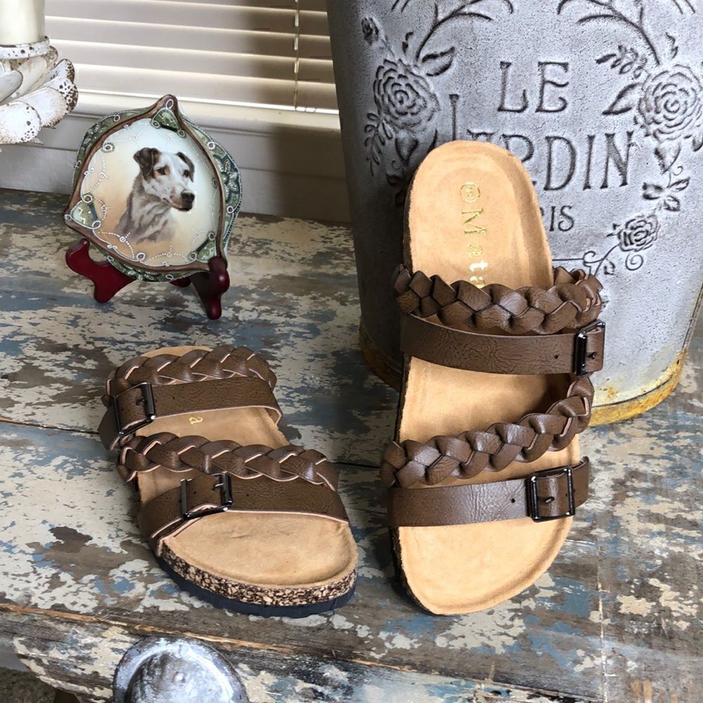 NEW Mata Broadwalk Slides NWT